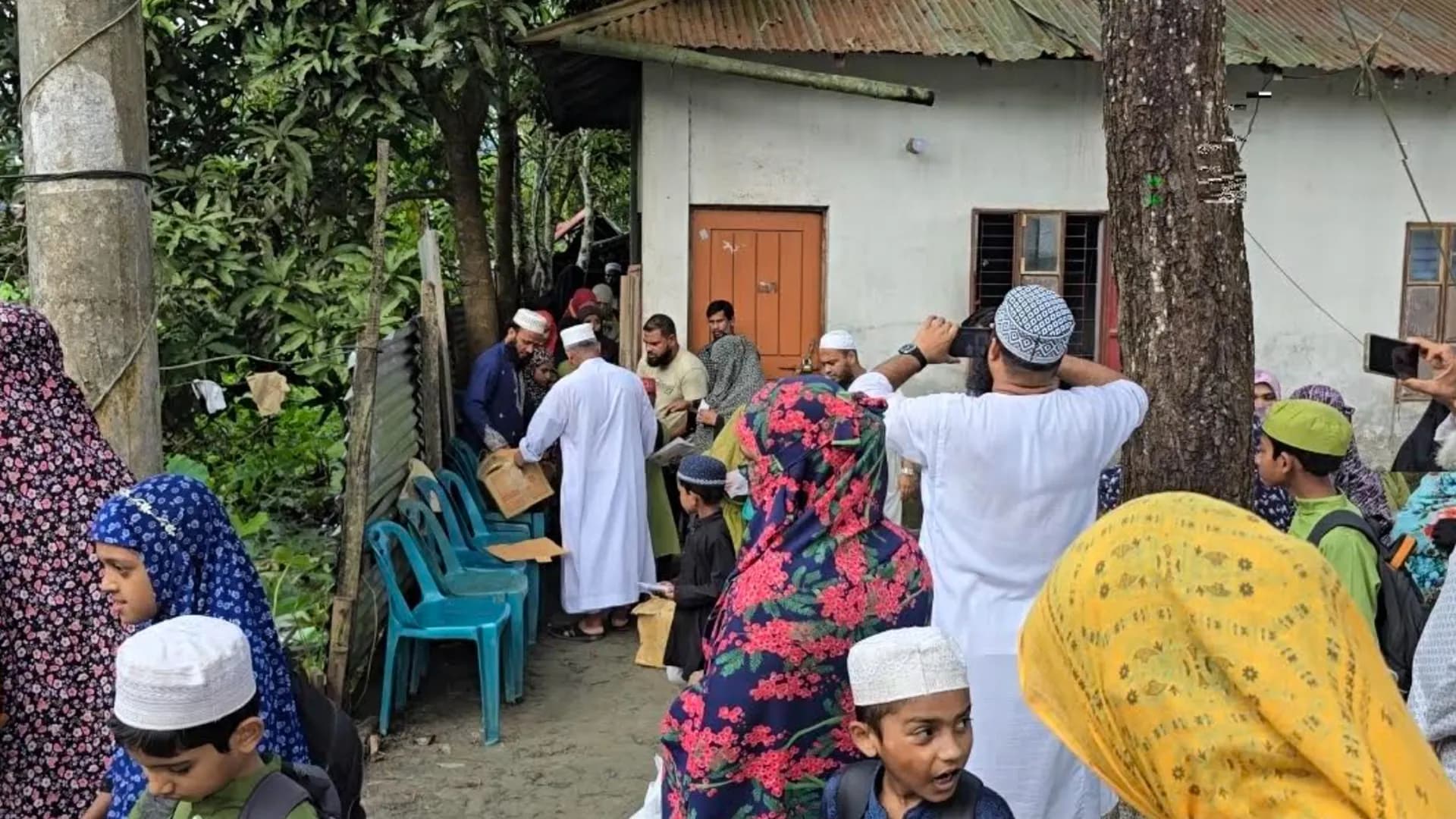 দুমকিতে ঐতিহ্যবাহী মাদ্রাসা ছেড়ে শিক্ষকদের নতুন হাফেজিয়া মাদ্রাসা প্রতিষ্ঠা!