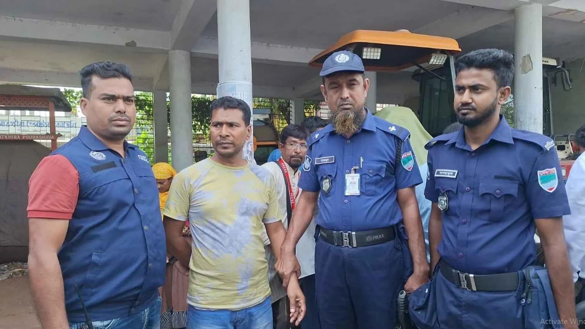 কাচ্চি ডাইনে পঁচা মাংস সরবরাহকালে যুবক ব্যবসায়ী আটক