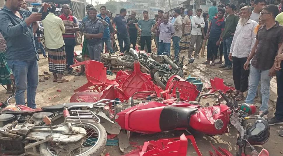 মেহেরপুরে বিএনপির দুপক্ষের সংঘর্ষে ১৯ মোটরসাইকেল ভাঙচুর-অগ্নিসংযোগ