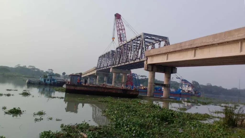 আগামী জানুয়ারিতে হতে পারে উদ্বোধন : আট বছর পর দৃশ্যমান হলো গোমা সেতুর স্প্যান