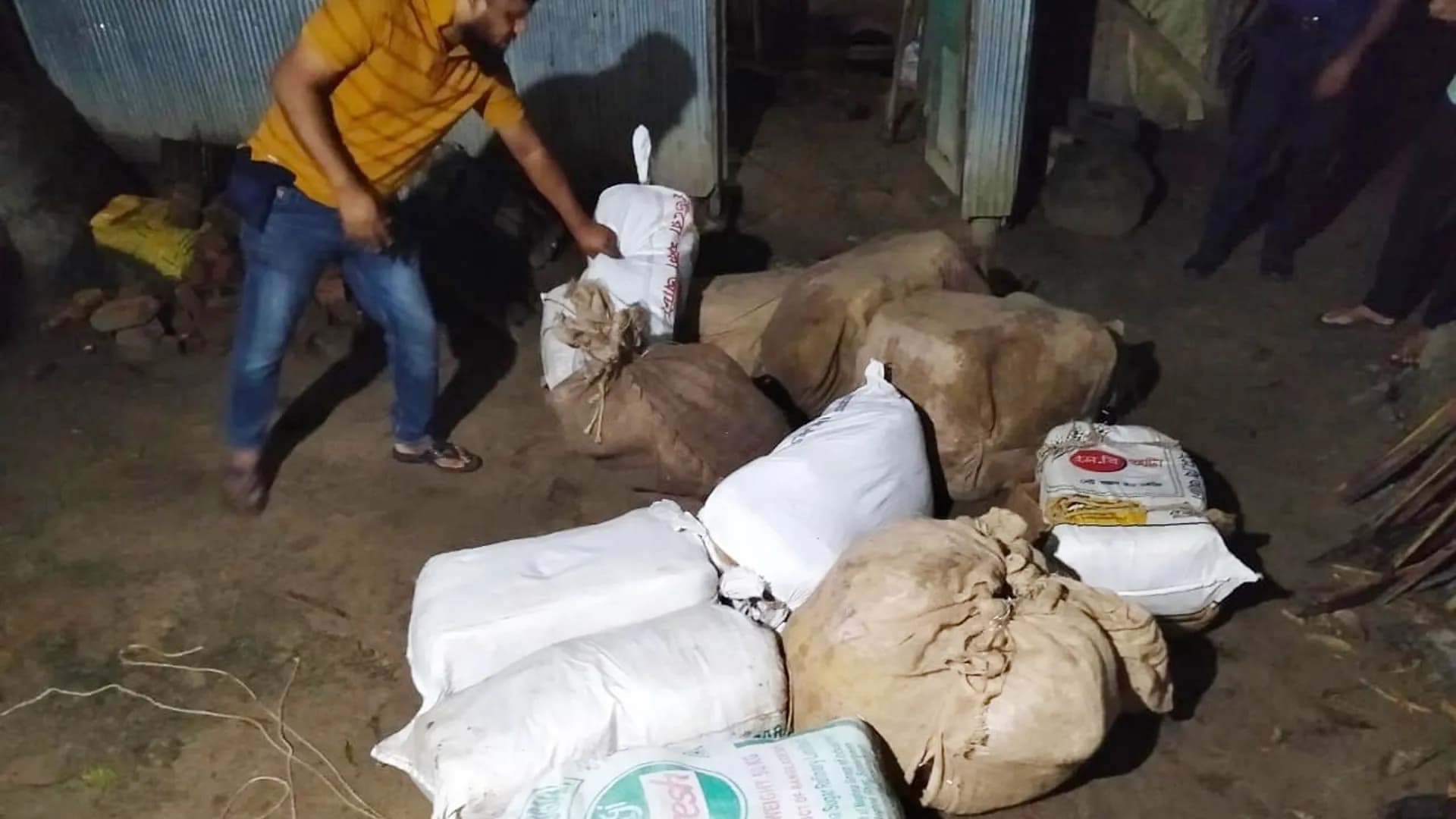 যুবদল নেতার বাড়ি থেকে ২১১ পিস ভারতীয় থ্রি-পিস উদ্ধার