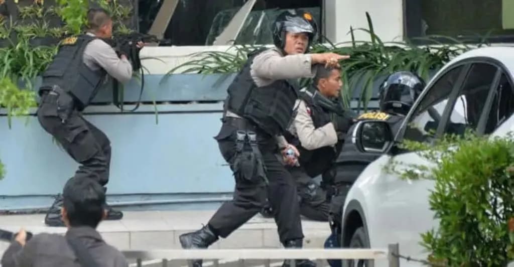 জুমার নামাজ চলাকালে ইন্দোনেশিয়ার মসজিদে বিস্ফোরণ, আহত ৫৪