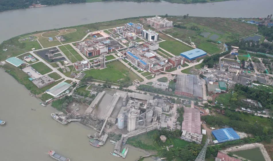 কীর্তনখোলার বুকে কংক্রিটের দখল, মানুষ হারাচ্ছে জমি