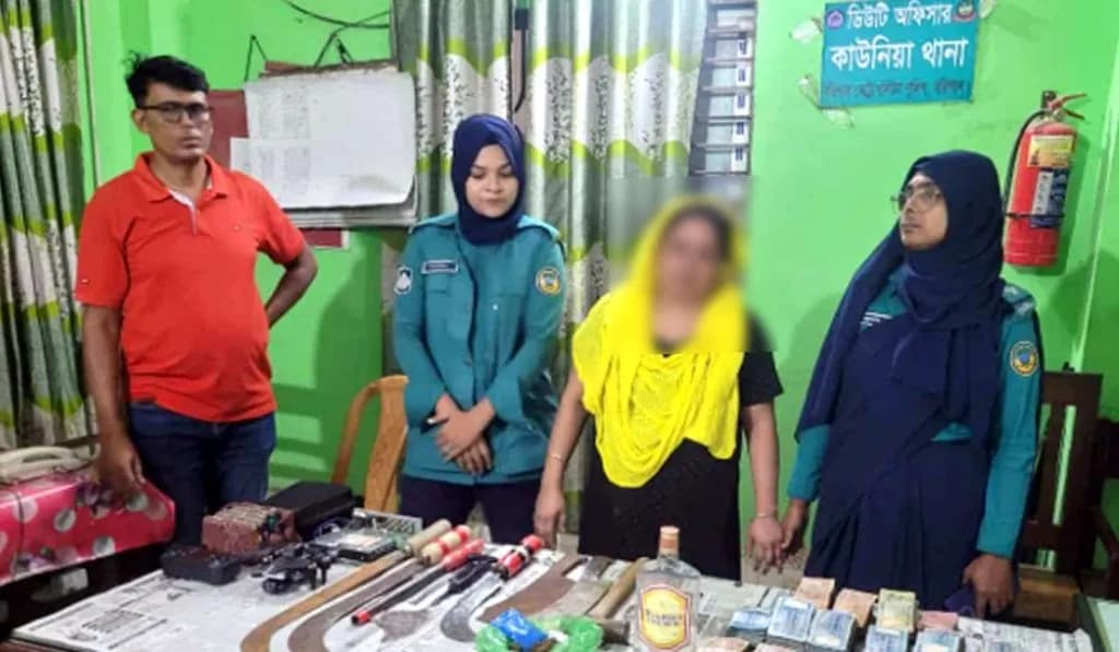 বরিশালে দেশীয় অস্ত্র, মাদক ও নগদ টাকাসহ নারী আটক