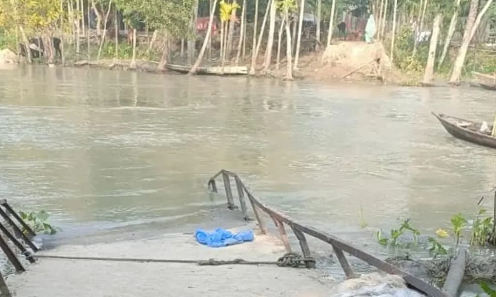 ট্রলারের ধাক্কায় সেতু ভেঙে খালে, যোগাযোগ বিচ্ছিন্ন তিন গ্রাম