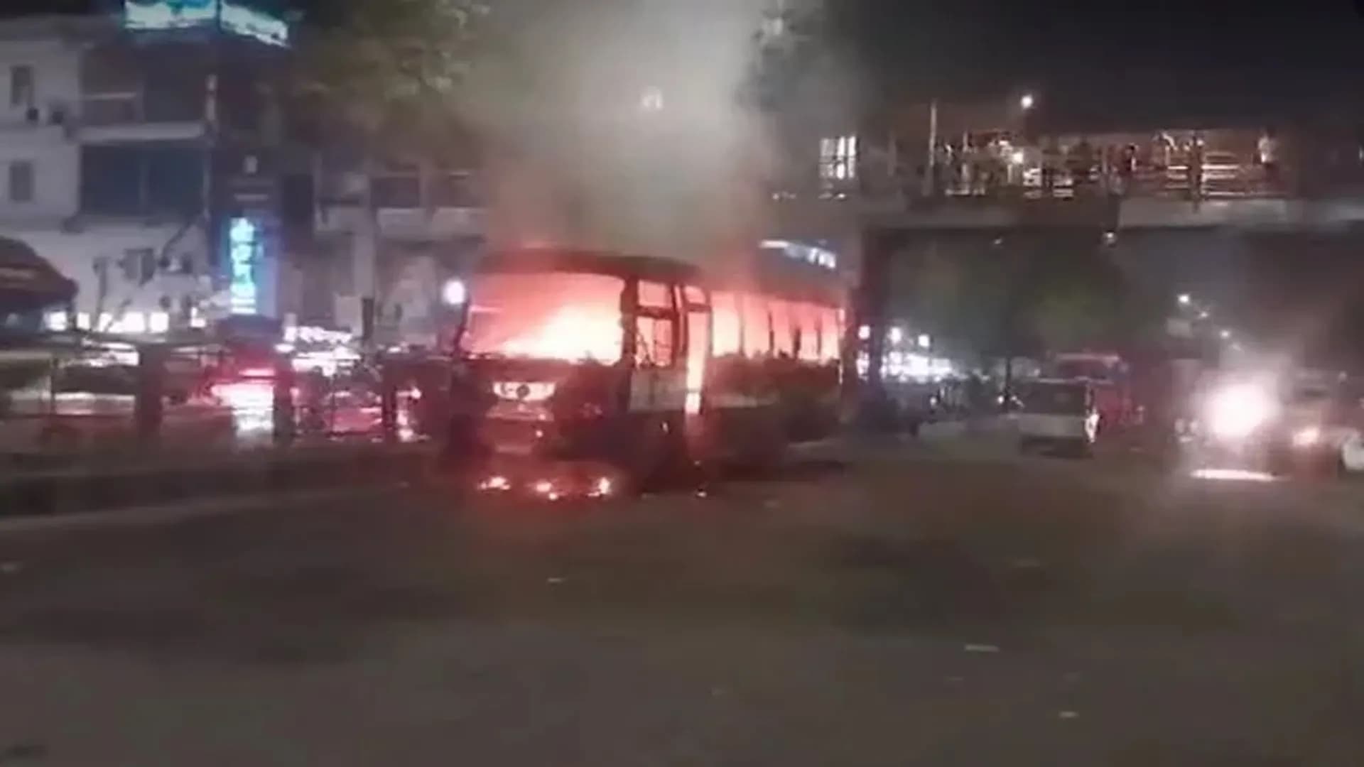 রাজধানীতে ফের বাসে আগুন, ককটেল বিস্ফোরণ