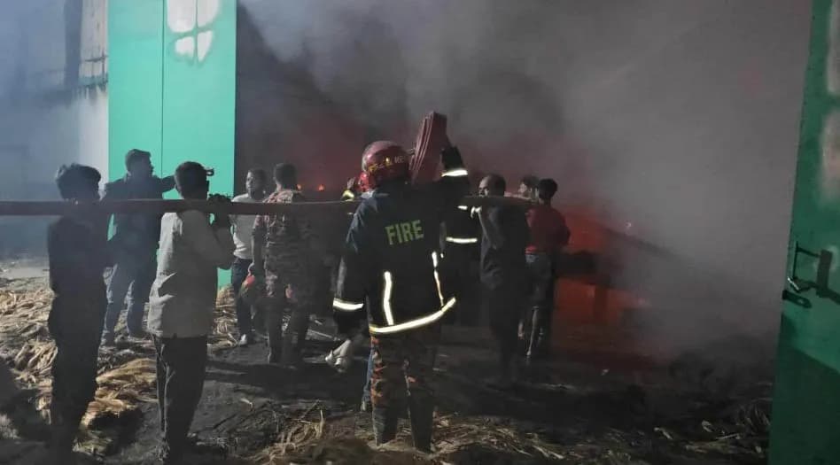 অরিয়েট জুটমিলে ভয়াবহ আগুন