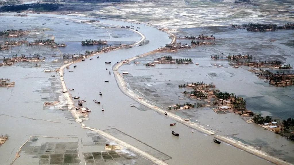 আজ সেই ভয়াল ১২ নভেম্বর: ‘বাংলার মানুষ কাঁদো, ভোলার গাছে গাছে ঝুলছে মানুষের লাশ’
