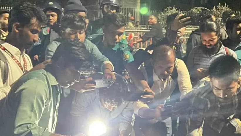 পরপর দুটি ককটেল বিস্ফোরণে টিএসসি এলাকায় চাঞ্চল্য