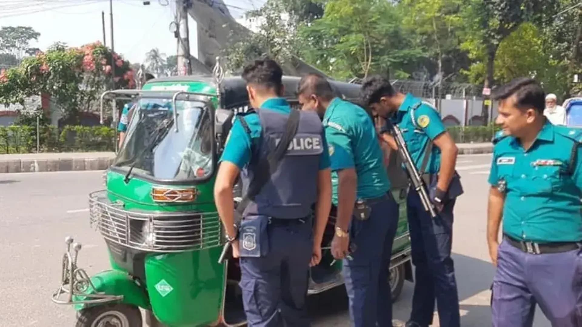 বরিশালে নৈরাজ্য রোধে কঠোর অবস্থানে আইনশৃঙ্খলা বাহিনী