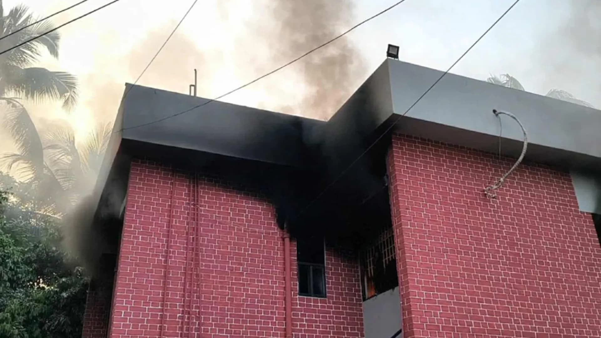 পুলিশ সুপারের বাসভবনে আগুন