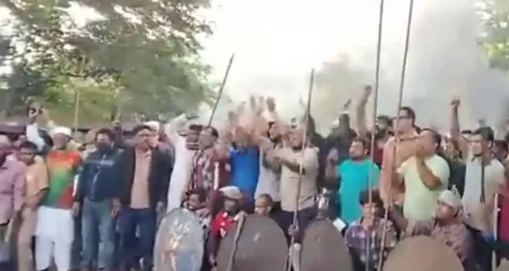 মহাসড়কে আ'লীগের অস্ত্র নিয়ে মহড়া, ফরিদপুর বরিশাল মহাসড়কে যান চলাচল বন্ধ