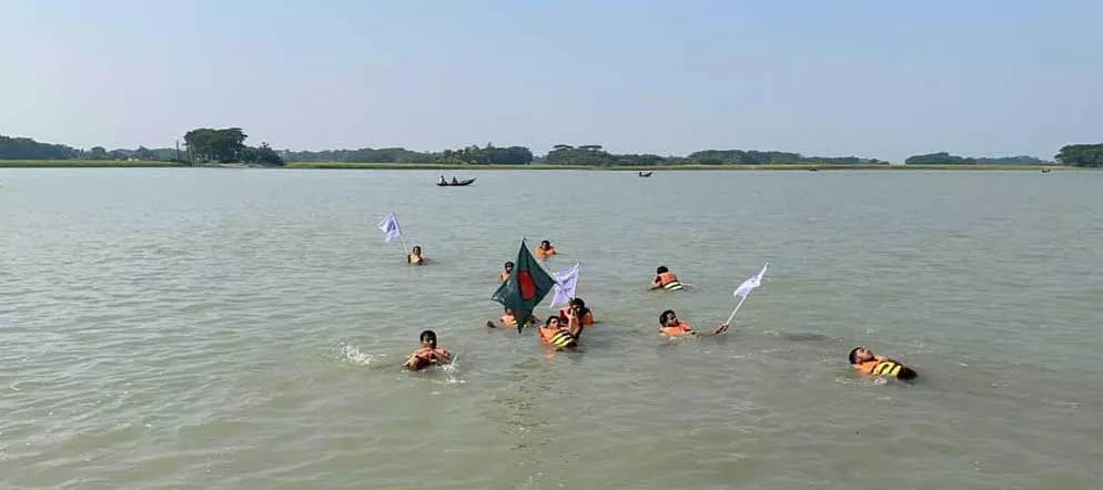 নদী সাঁতরে বরিশাল পৌঁছল ‘ভোলা টু সেতু ভবন’ লংমার্চ, অসুস্থ ১