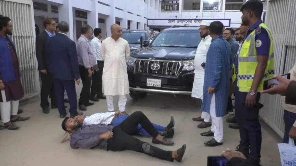 দাবি আদায়ে তিন উপদেষ্টার গাড়ির সামনে শুয়ে পড়ল জনতা!