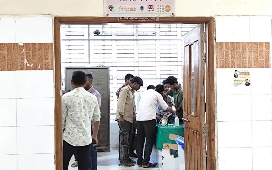 মেঘনা নদীতে বালু উত্তোলনে স্থানীয়দের বাধা, গুলিবিদ্ধ ৩