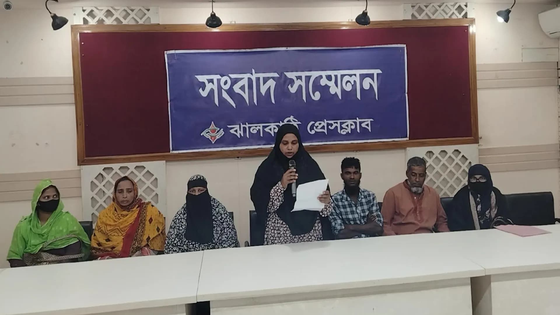 নিরাপত্তা হুমকিতে আতঙ্কে প্রবাসীর পরিবার