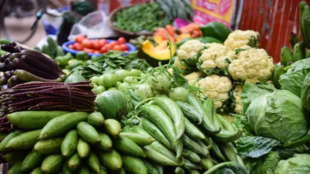 বরিশালে শীতকালীন সবজি বাজারে এলেও দাম কমেনি