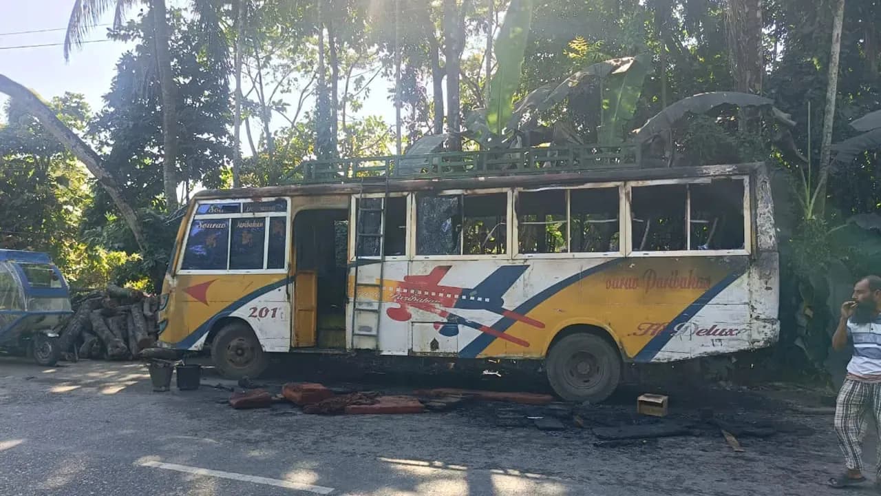 বরিশালে বাসে আগুন