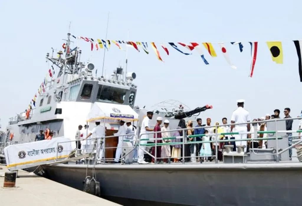 নৌবাহিনীর জাহাজ জনসাধারণের পরিদর্শনের জন্য উন্মুক্ত 