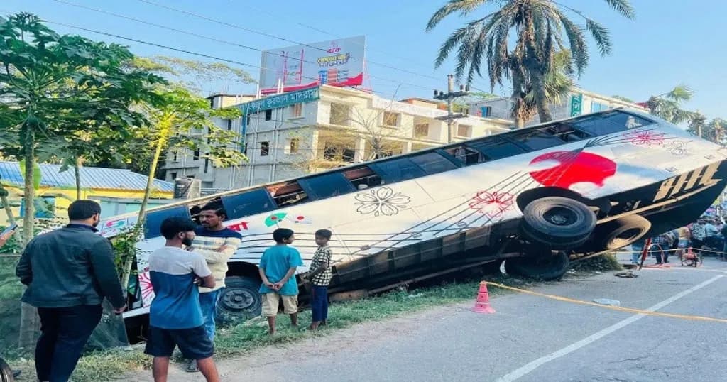 গৌরনদীতে সাকুরা পরিবহন নিয়ন্ত্রণ হারিয়ে খাদে আহত ১৪