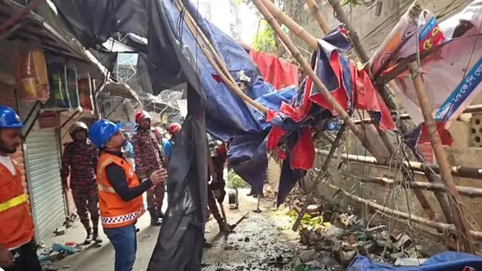 ভূমিকম্পে পাঁচতলা ভবনের রেলিং ধসে তিনজন নিহত