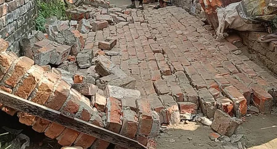 ভূমিকম্পে নিহত মেয়ের দাফনে থাকতে পারেননি, স্ত্রীকে নিয়ে ঘুরছেন হাসপাতালে