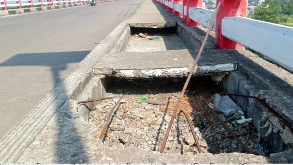 কলাপাড়ায় সেতুর ১২ স্লাব বিধ্বস্ত, দুর্ঘটনার আশঙ্কা বৃদ্ধি