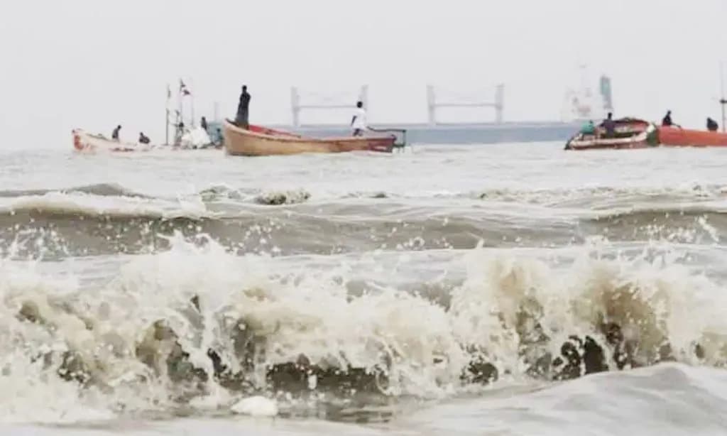 বঙ্গোপসাগরে লঘুচাপ : নৌকা-ট্রলারকে গভীর সাগরে যেতে মানা