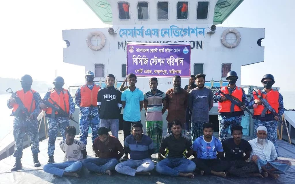 বরিশালে ১১০০ টন চোরাই কয়লা জব্দ, লাইটার ভেসেলসহ আটক ১২