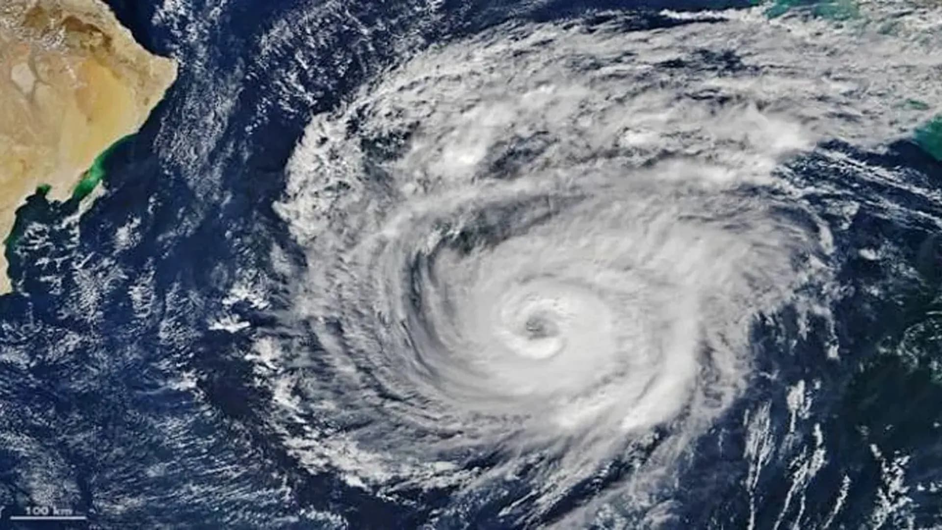 বঙ্গোপসাগরে ঘূর্ণিঝড় ‘ডিটওয়াহ’ , সমুদ্রবন্দরে হুঁশিয়ারি সংকেত 