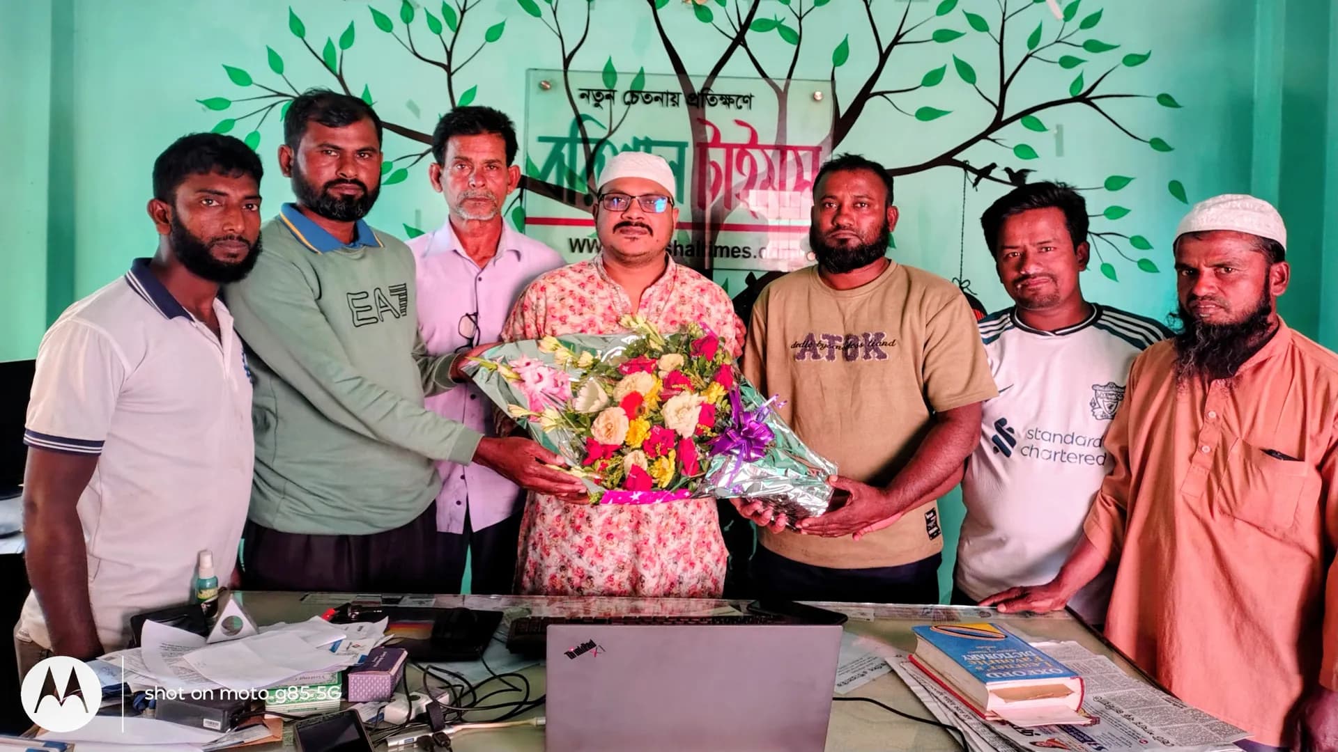 রূপালী বাংলাদেশের প্রতিষ্ঠাবার্ষিকীতে বরিশাল সংবাদপত্র হকার্স ইউনিয়নের শুভেচ্ছা বিনিময়