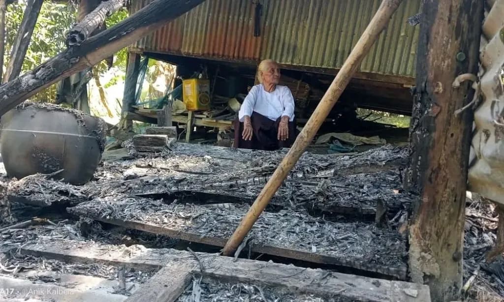 পটুয়াখালীতে জমি নিয়ে দ্বন্দ্ব, রাতের আঁধারে রাখাইন পরিবারে আগুন