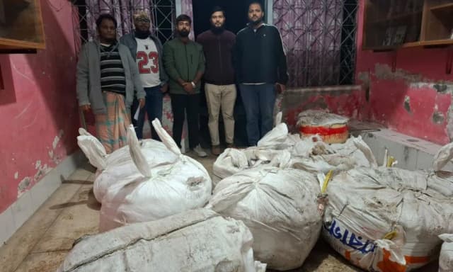 জাটকার সঙ্গে বৈধ মাছও জব্দ, বিতরণ করা হয় শিশু পরিবারে