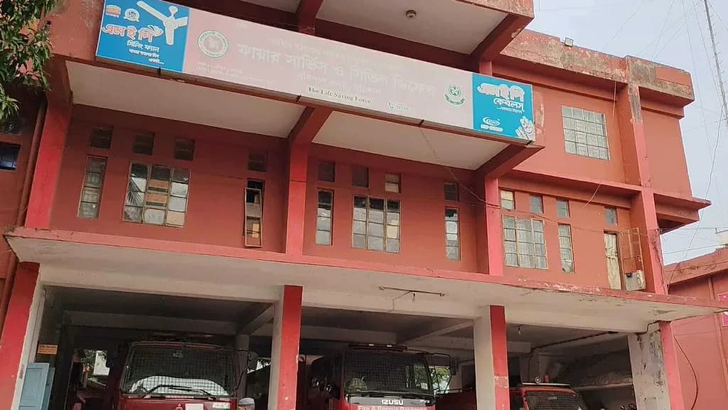 আধুনিক বরিশালে অগ্নিনির্বাপণের বেহাল দশা, কে বাঁচাবে কাকে?