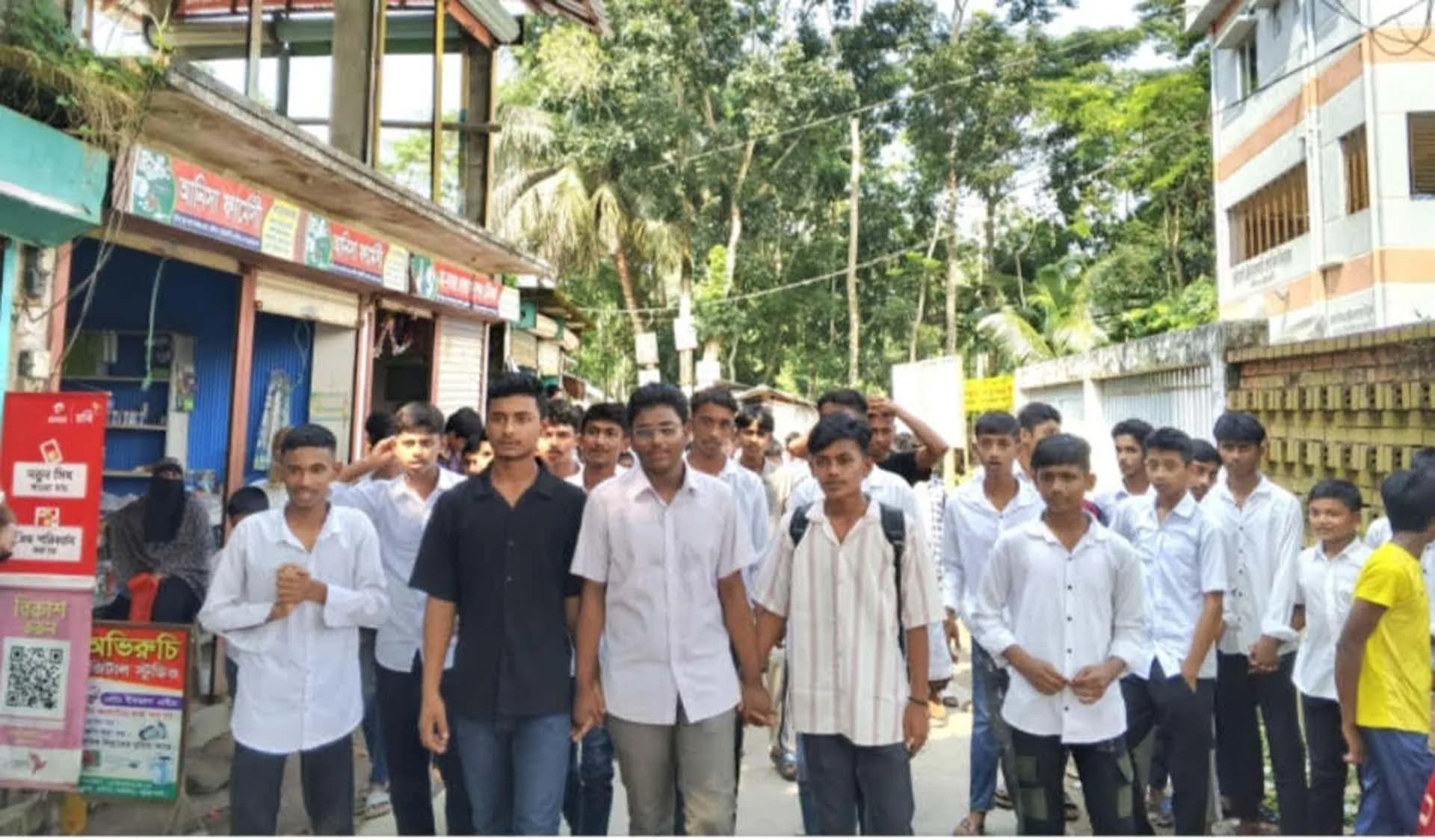 বাউফলে নবম শ্রেণির ছাত্রীকে জোরপূর্বক ধর্ষণের চেষ্টা, শিক্ষার্থীদের বিক্ষোভ