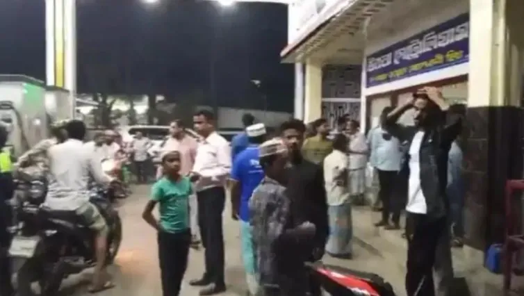 তেল না পেয়ে পাম্পকর্মীকে ছুরিকাঘাত