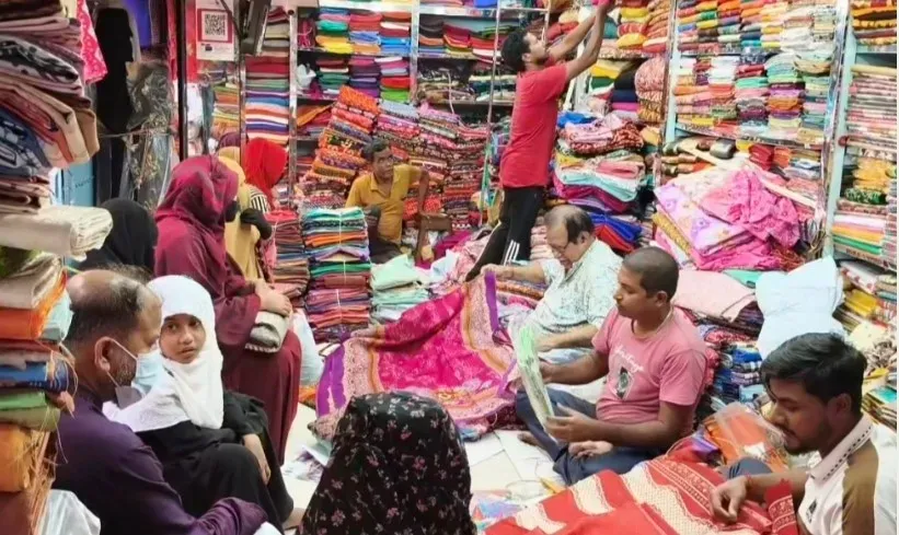 পিরোজপুরে শেষ সময়ে জমে উঠেছে ঈদের কেনাকাটা