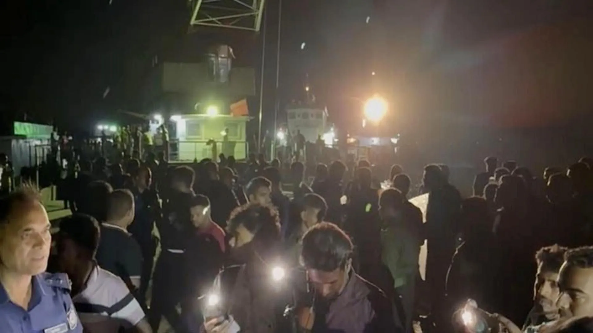 নিয়ন্ত্রণ হারিয়ে ফেরি থেকে বাস নদীতে, পানির নিচে ৩৬ যাত্রী, বলছে ফায়ার সার্ভিস