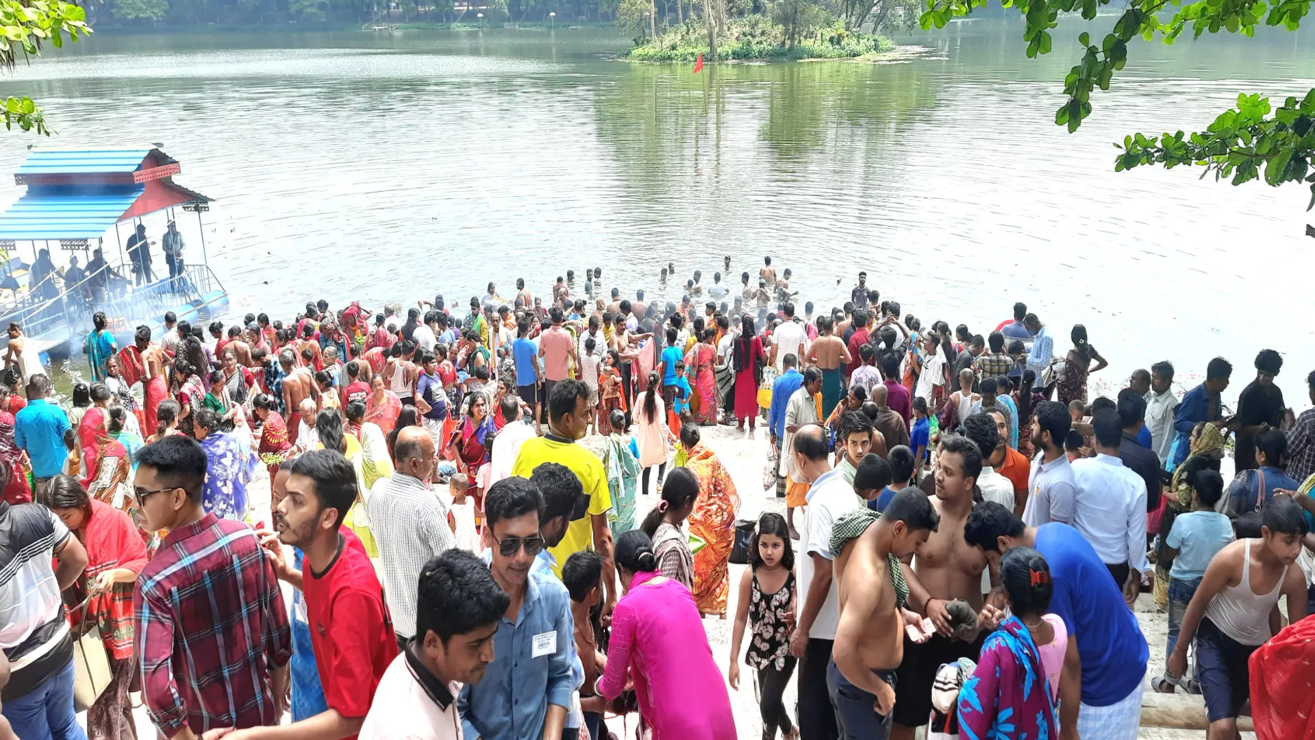 বাবুগঞ্জে ঐতিহাসিক দুর্গাসাগর দিঘীতে সনাতন ধর্মাবলম্বীদের পুণ্যস্নান অনুষ্ঠিত
