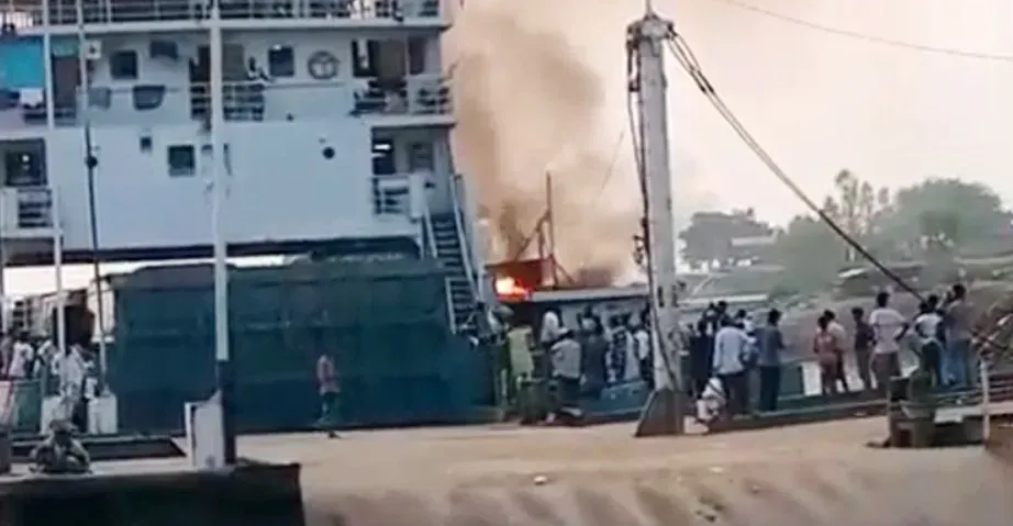 এবার পাটুরিয়ায় ফেরিতে আগুন