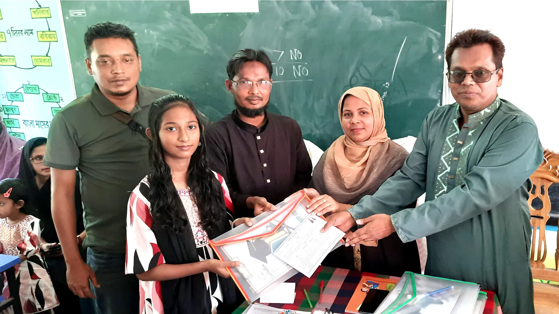 বাবুগঞ্জে বৃত্তি পরীক্ষার্থীদের শিক্ষা উপকরণ দিলেন ছাত্রদল নেতা