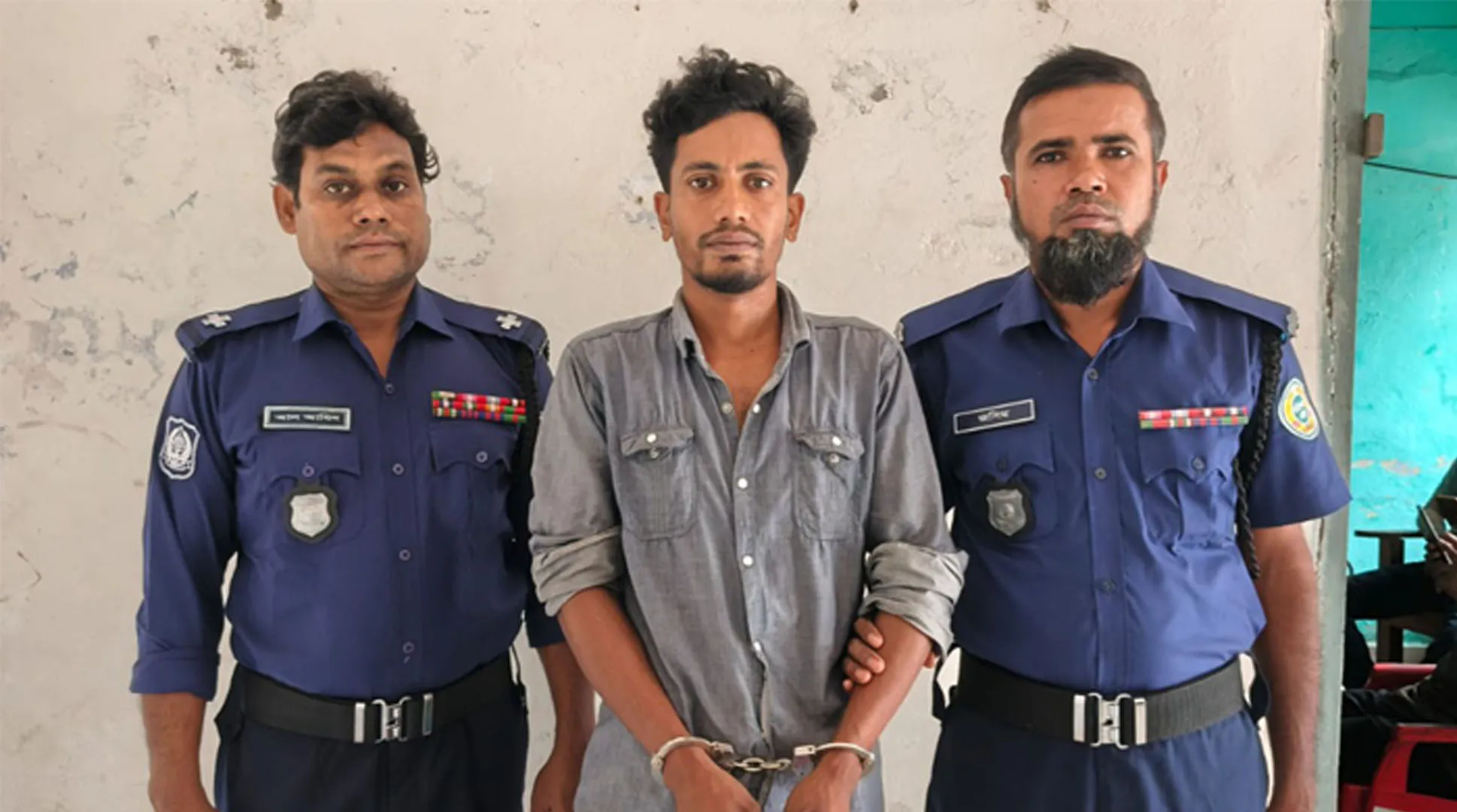 মনপুরায় গৃহবধূকে সংঘবদ্ধ ধর্ষণ; বাধা দেওয়ায় বাবাকে কুপিয়ে জখম