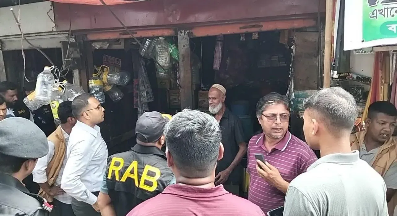 বানারীপাড়ায় ভোজ্য তেল মজুদ করার অপরাধে দুই ব্যবসায়ীকে অর্থদন্ড 