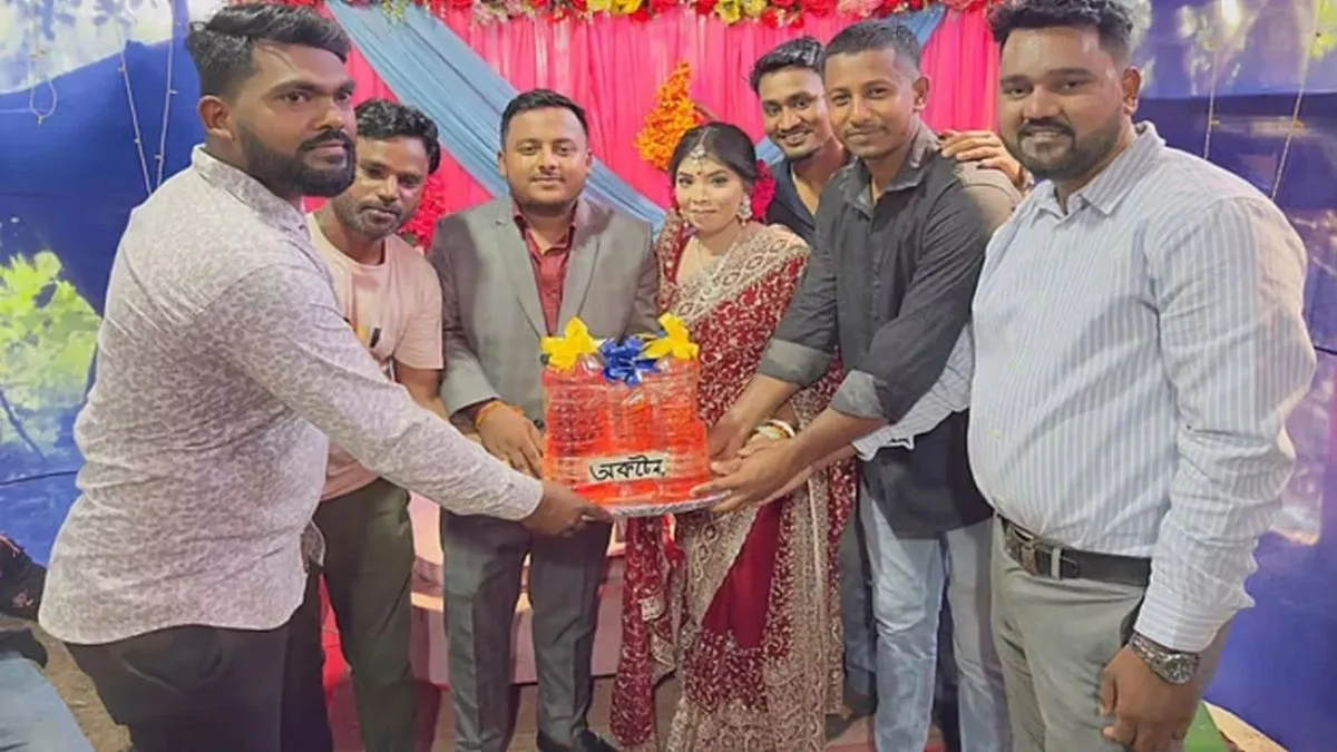 বৌভাতে বরকে ৫ লিটার অকটেন উপহার দিল বন্ধুরা