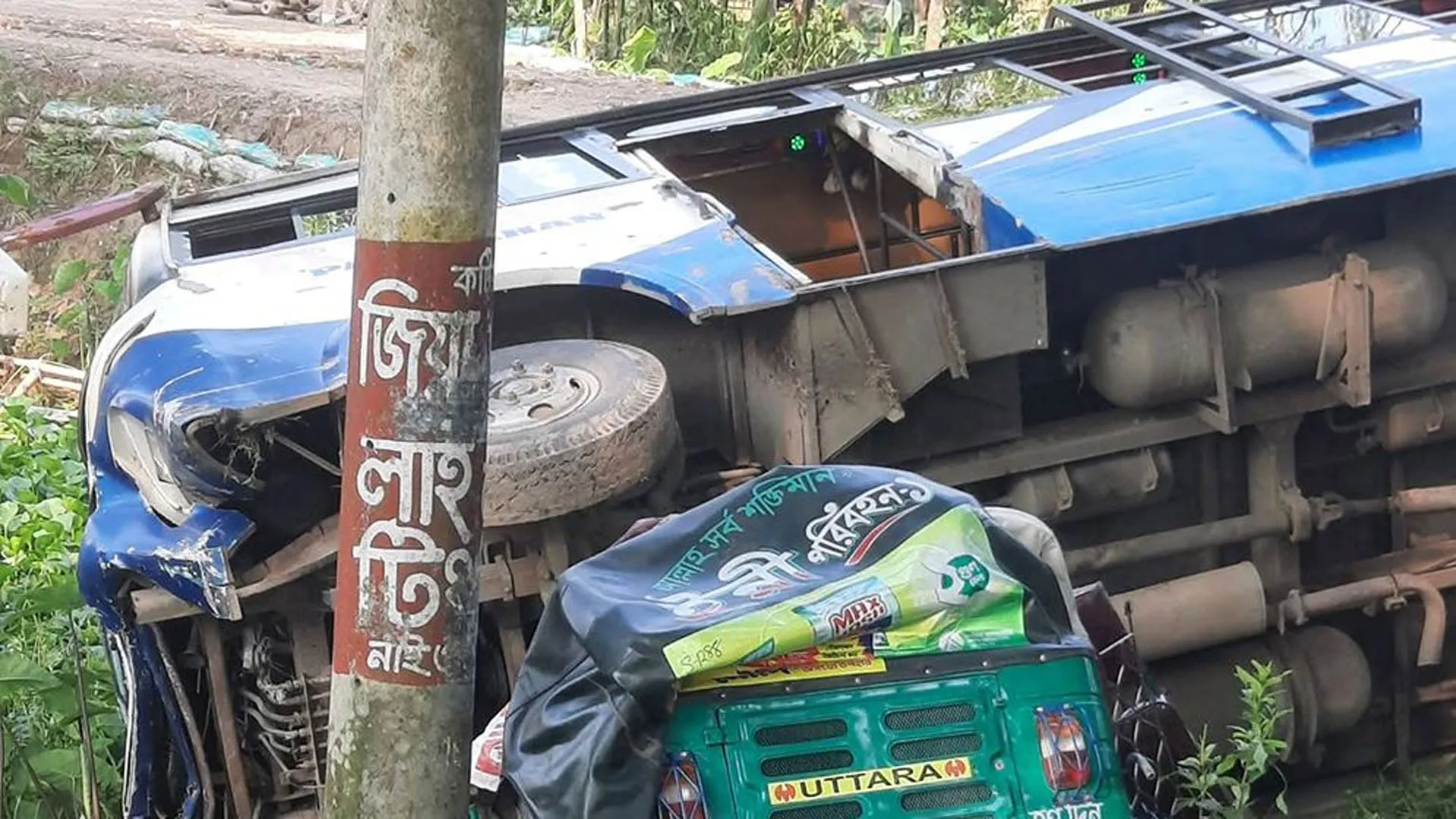 মর্মান্তিক: বাসের ধাক্কায় একই পরিবারের তিনজনসহ নিহত ৬