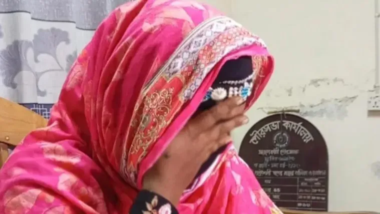 ঘুষ দিয়েও মেলেনি বাড়ির অনুমোদন/ নির্বাহী প্রকৌশলীর অফিসে কান্নায় ভেঙে পড়লেন প্রবাসীর স্ত্রী