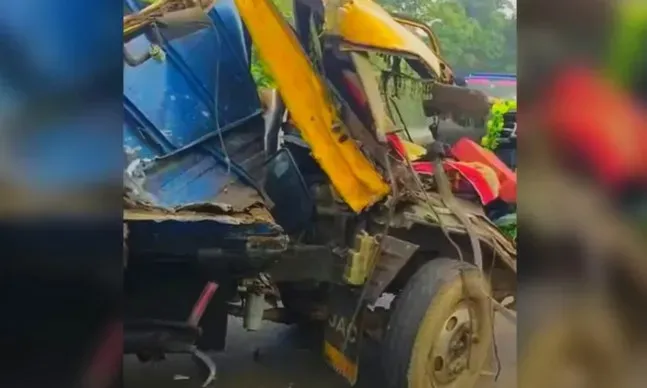 বরিশাল-ঢাকা মহাসড়কে দুই ট্রাকের সঘর্ষে, গুরুতর আহত ২ চালক