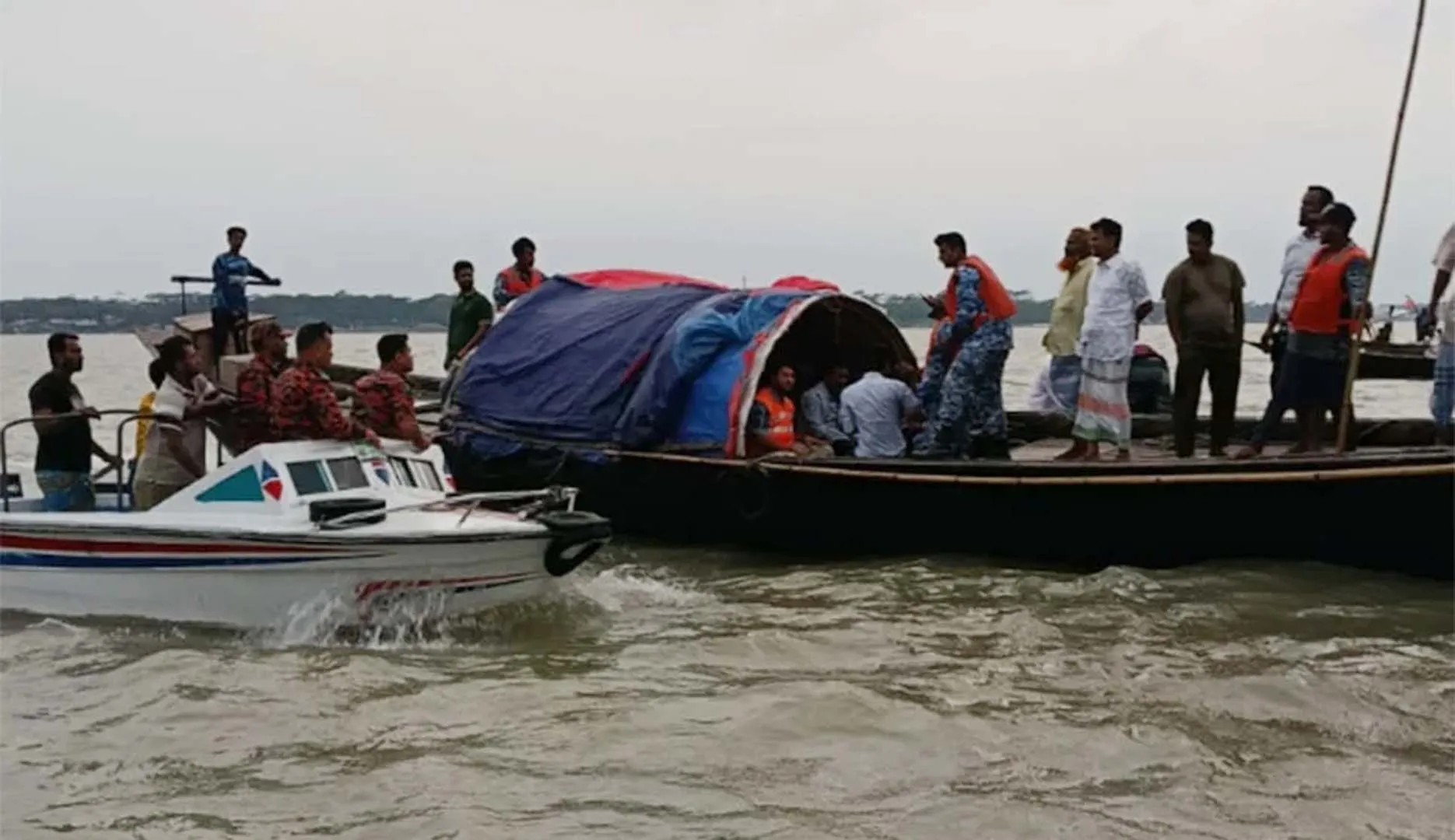 বরিশালে নৌকাডুবিতে বাবা-ছেলেসহ নিখোঁজ ৩