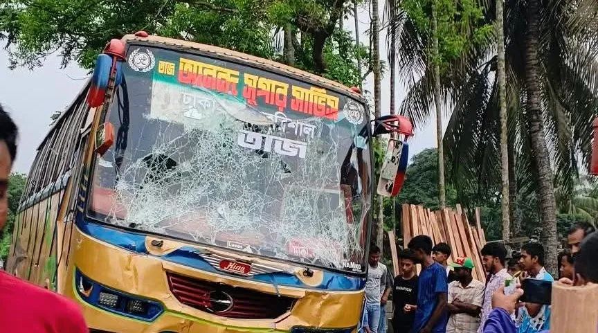 বরিশালে বাসের ধাক্কায় মোটরসাইকেলআরোহী সন্তানসহ স্বামী-স্ত্রী নিহত