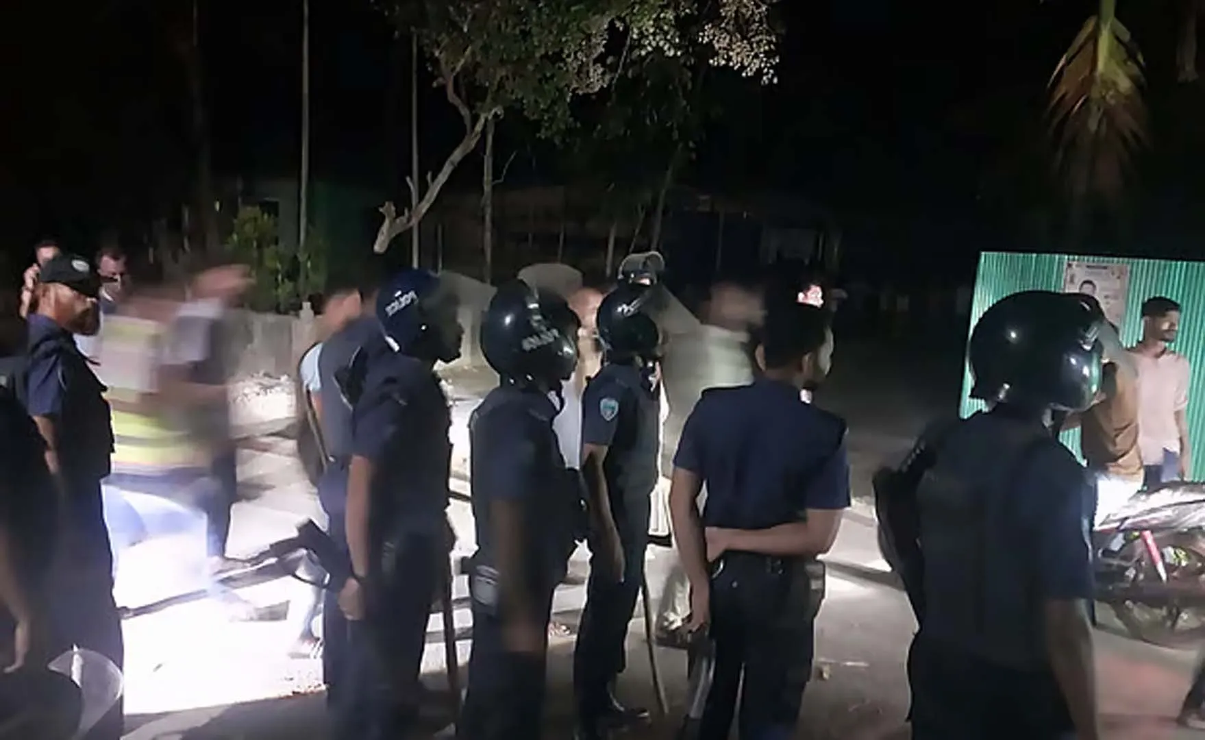  বিএনপি–আওয়ামী লীগের সংঘর্ষ, কার্যালয় ভাঙচুর-মোটরসাইকেলে আগুন